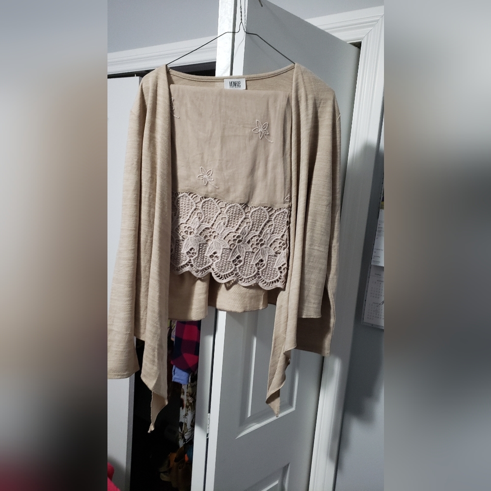 2-piece knit top set. Jacket long sleeved, waist length.